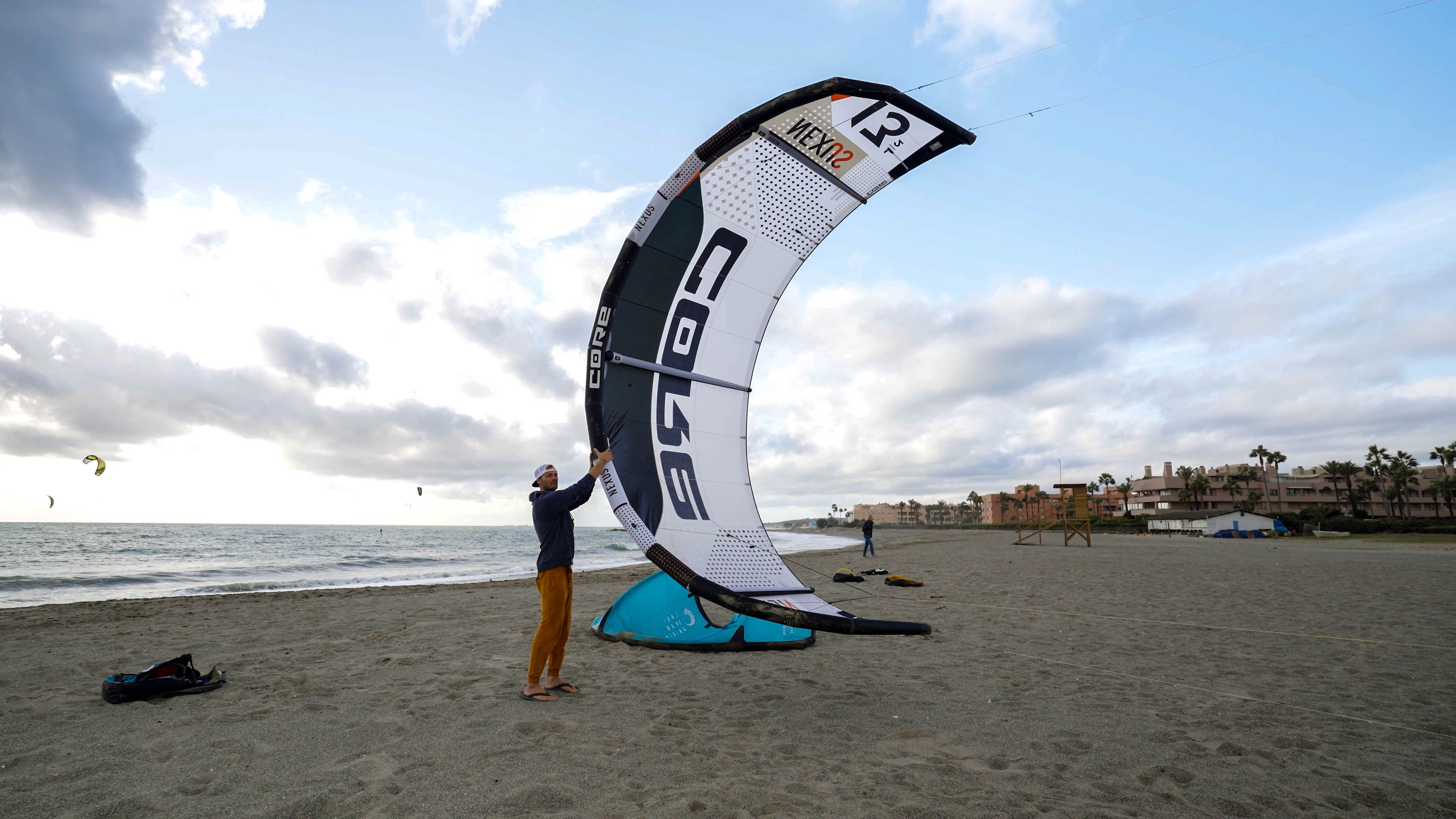 So hältst du den Kite fest wenn du einem anderen Kitesurfer dabei hilft den Kite zu starten Bild