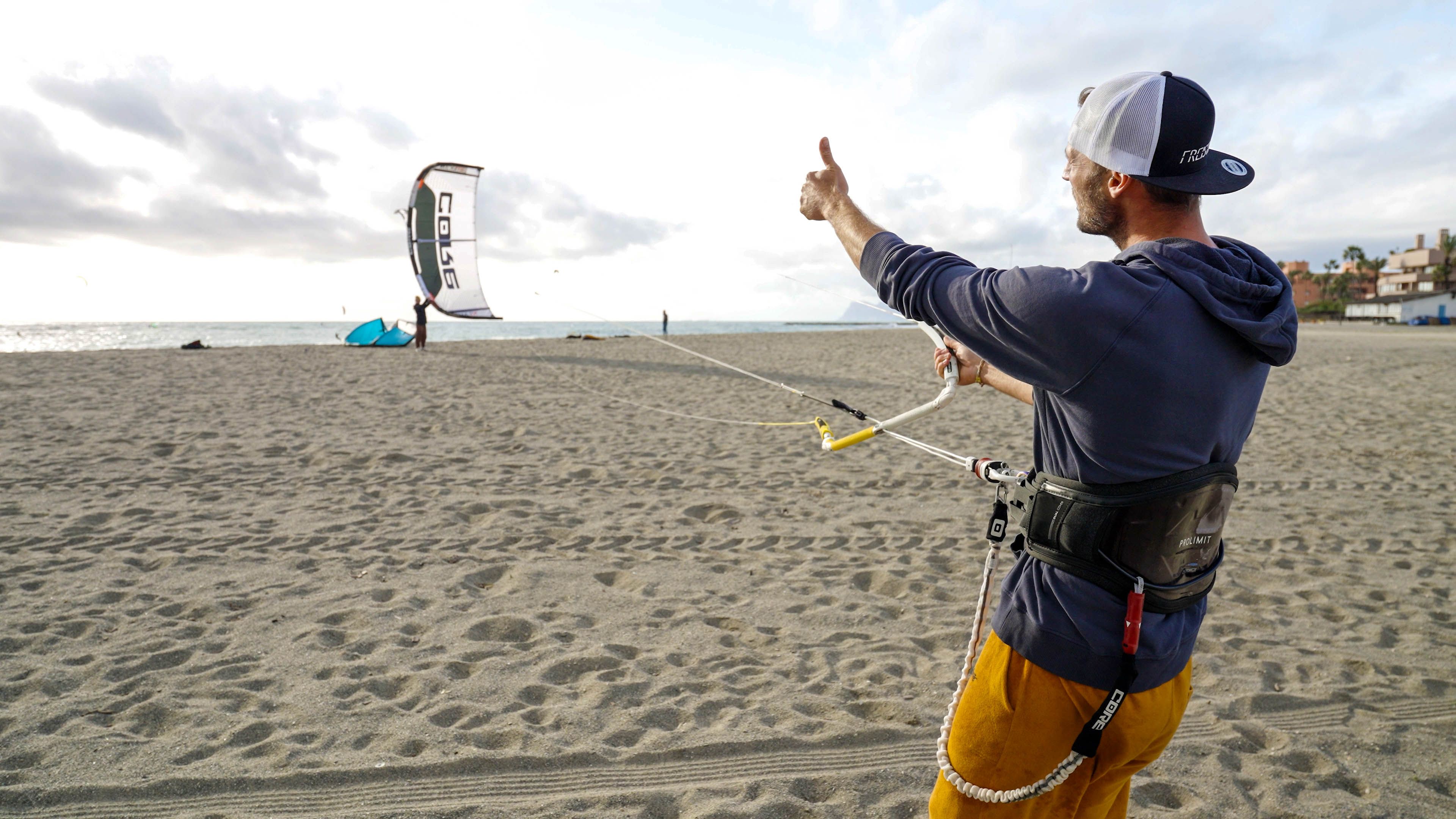 Daumen hoch ist das Internationale Zeichen für ''Kite Starten'' Bild